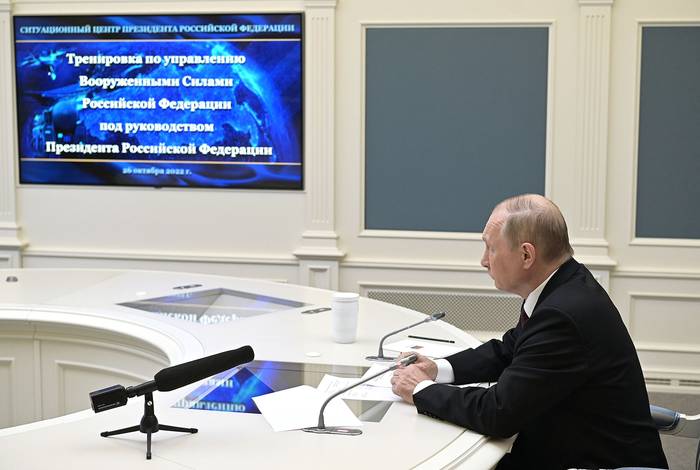 Vladimir Putin, asiste en forma remota, a un entrenamiento para probar las fuerzas de disuasión estratégica rusa, en el Kremlin, en Moscú (26.10.2022). · Foto: Alexei Babushkin, Kremlin pool, EFE