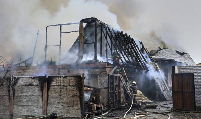 Bomberos combaten el fuego en un edificio privado, este lunes, tras un bombardeo en Járkov, Ucrania. · Foto: Sergey Kozlov, EFE