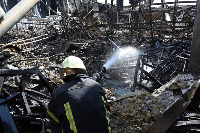 Supermercado de artículos de ferretería en Járkov, destruido por un ataque ruso, el 26 de mayo, en Ucrania. · Foto: Sergey Bobok, AFP