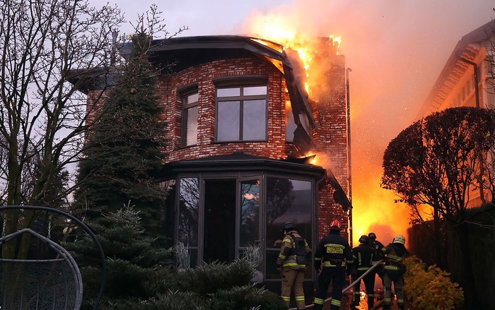 Bomberos ucranianos trabajan después de un ataque aéreo en Dnipro, Ucrania. · Foto: Servicio Estatal de Emergencias de Ucrania, AFP