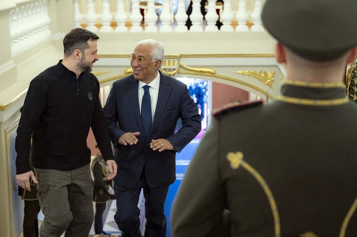 Volodímir Zelenski, presidente ucraniano, y Antonio Costa, presidente del Consejo Europeo, el 1º de diciembre, en Kiev. · Foto: Presidencia de Ucrania, AFP