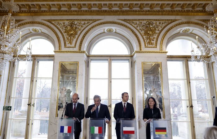 Jean-Noel Barrot, ministro de Asuntos Exteriores y de Europa de Francia, Antonio Tajani, ministro de Asuntos Exteriores de Italia, Radoslaw Sikorski, ministro de Asuntos Exteriores de Polonia y Annalena Baerbock,  ministra de Asuntos Exteriores de Alemania, en conferencia de prensa, el 19 de noviembre, en Varsovia. · Foto: Wojtek Radwanski / AFP