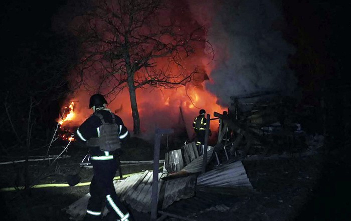 Bomberos extinguen un incendio tras un ataque masivo con drones, el 23 de febrero, en Kiev. · Foto: Gobierno de Ucrania, AFP