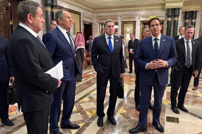 Sergei Lavrov, ministro de Asuntos Exteriores de Rusia, Yury Ushakov, asesor presidencial ruso, Marco Rubio, secretario de Estado de Estados Unidos, y Mike Waltz, asesor de seguridad nacional, el 18 de febrero, en el Palacio Diriyah en Riad. · Foto: Gobierno de Rusia, AFP