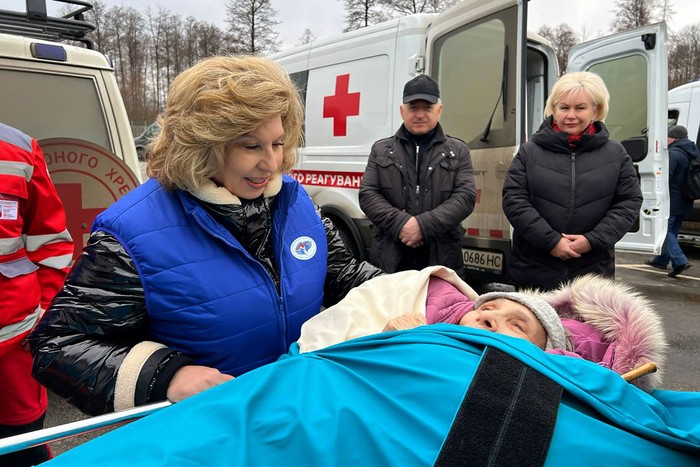 Tatyana Moskalkova, comisionada de Derechos Humanos de Rusia, habla con un residente de la región de Kursk que está siendo devuelto desde Ucrania a Rusia, el 3 de marzo. Foto: Oficina del Comisionado de Derechos Humanos de Rusia, AFP.