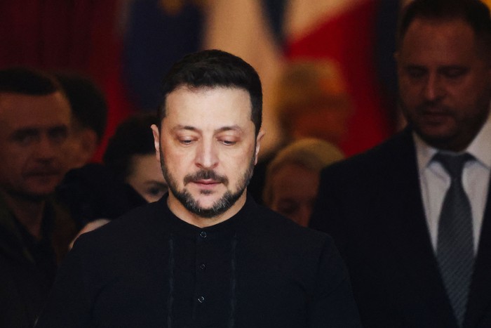 Volodímir Zelenski, presidente de Ucrania, se retira de la cumbre celebrada en Lancaster House, en el centro de Londres, el 2 de marzo. · Foto: Toby Melville, pool, AFP