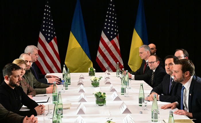 El presidente ucraniano, Volodímir Zelenski, y JD Vance, vicepresidente de Estados Unidos, el 15 de febrero, en el marco de la Conferencia de Seguridad de Múnich. · Foto: Tobías Schwarz, AFP