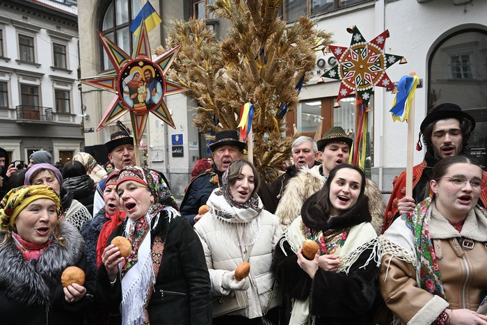 Festejos navideños en Leópolis, Ucrania, el 24 de diciembre. · Foto: Yuri Dyachyshyn / AFP