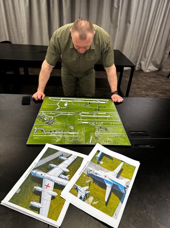 Vasyl Malyuk, jefe del Servicio de Seguridad de Ucrania, observa un mapa de una base aérea militar rusa. · Foto: Gobierno de Ucrania, AFP