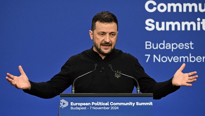 Volodímir Zelenski, presidente de Ucrania, durante una conferencia de prensa en la Cumbre de la Comunidad Política Europea en Budapest, Hungría, el 7 de noviembre de 2024. · Foto: Attila  Kisbenedek / AFP