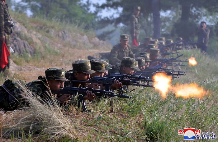 Soldados entrenando en una base para las fuerzas armadas de operaciones especiales del Ejército Popular de Corea, el 11 de setiembre, en un lugar no revelado en Corea del Norte. · Foto: Kcna Kns, AFP