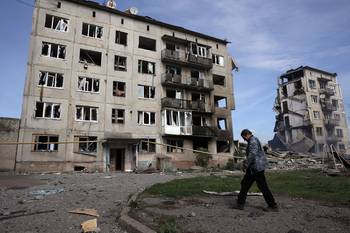 Edificio de apartamentos destruido por una bomba aérea en la aldea de Ocheretyne, en la región de Donetsk (archivo, 2024). · Foto: Anatolii Stepanov, AFP