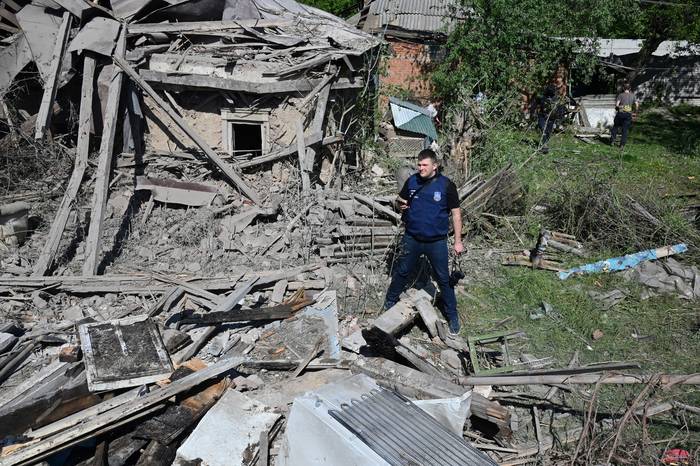 Casa destruida tras la explosión de una bomba aérea guiada en Járkov, Ucrania, el 3 de mayo. · Foto: Sergey Bobok, AFP