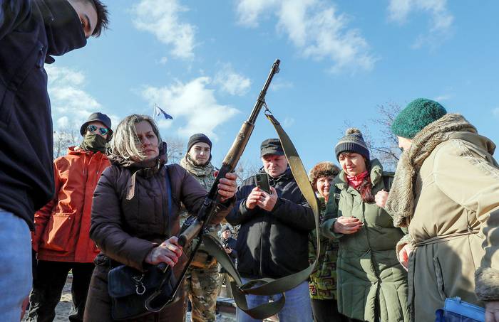 Entrenamiento militar abierto para civiles, organizado por activistas del Sector Derecha, ayer, en Kiev, Ucrania. · Foto: Sergey Dolzhenko, Efe