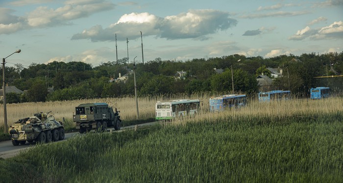 Vehículos militares rusos escoltan autobuses con militares ucranianos trasladados de la sitiada planta siderúrgica Azovstal en Mariupol, Ucrania, el 17 de mayo. · Foto: Alessandro Guerra, EFE