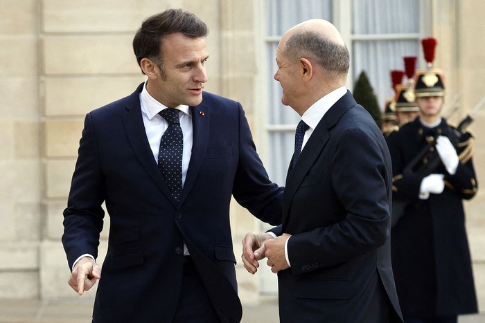 El presidente francés, Emmanuel Macron, recibe al canciller alemán, Olaf Scholz, antes de una cumbre informal de líderes europeos para discutir la situación en Ucrania, el 17 de febrero, en el Palacio Presidencial del Elíseo en París. · Foto: Ludovic Marin, AFP