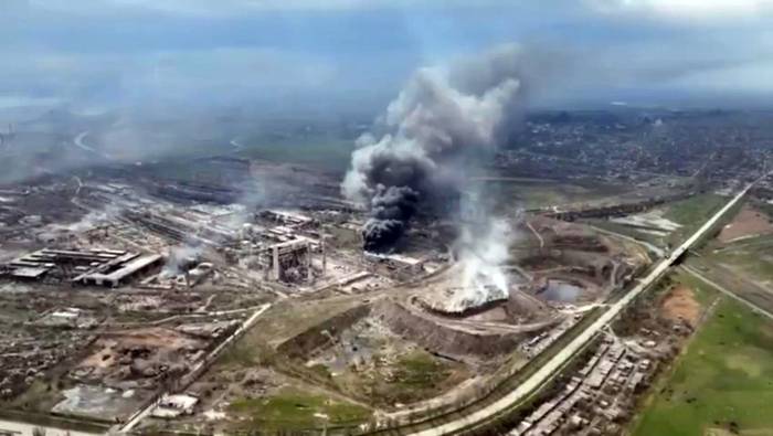 Captura de video de un dron sobre la planta de acero de Azovstal, durante los ataques aéreos en Mariupol, Este de Ucrania. · Foto: Ayuntamiento de Mariúpol, EFE