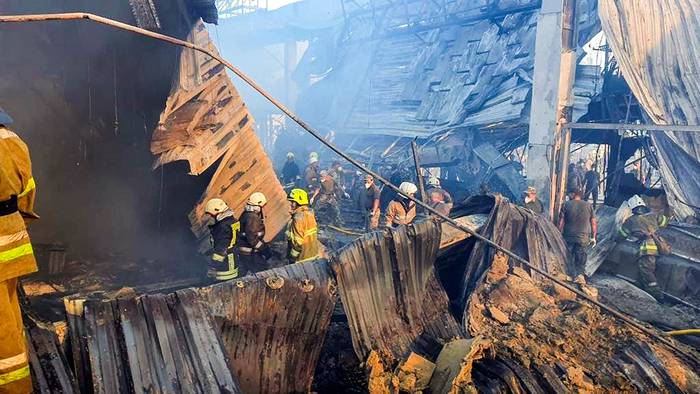 Bomberos y servicios de rescate trabajan para extinguir un incendio en un centro comercial en Kremenchuk, Ucrania (27.06.2022). · Foto: Presidencia de Ucrania