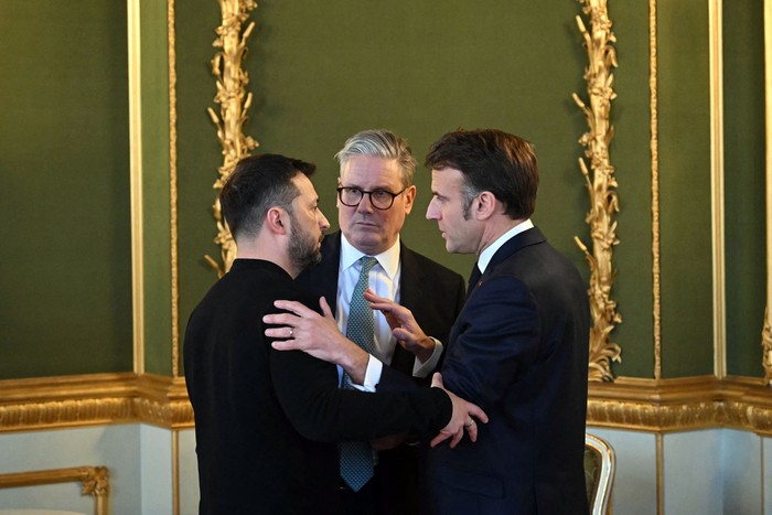 Volodímir Zelenski, presidente de Ucrania, Keir Starmer, primer ministro británico, y Emmanuel Macron, presidente de Francia, el 2 de marzo, después de reunirse durante una cumbre en Lancaster House, en el centro de Londres. · Foto: Justin Tallis, pool, AFP