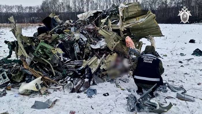 Restos del avión de transporte militar ruso IL-76 en la región de Belgorod, Rusia. · Foto: Gobierno ruso, AFP