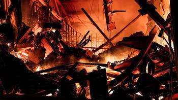 Incendio en una empresa privada tras un ataque ruso, el 26 de mayo, en la región de Járkov, Ucrania. · Foto: Gobierno de Ucrania, AFP