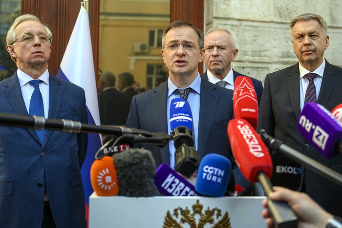 Vladimir Medinsky, jefe de la delegación rusa y asesor de Putin, en conferencia de presnsa, el 15 de mayo, en Estambul. · Foto: Yasin Akgul, AFP