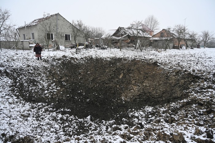 Cráter después de un ataque con misiles en Sknyliv, Ucrania, tras un ataque ruso contra el sector energético ucraniano. · Foto: Yuriy Dyachyshyn, AFP