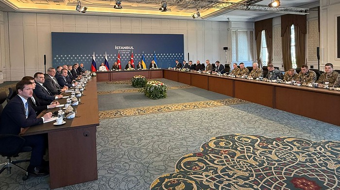 Las delegaciones ucraniana (derecha) y rusa (izquierda) durante una reunión, el 2 de junio, en la oficina presidencial turca de Dolmabahçe, en Estambul. · Foto: Gobierno de Ucrania, AFP Las delegaciones ucraniana (derecha) y rusa (izquierda) durante una reunión, el 2 de junio, en la oficina presidencial turca de Dolmabahçe, en Estambul. · Foto: Gobierno de Ucrania, AFP