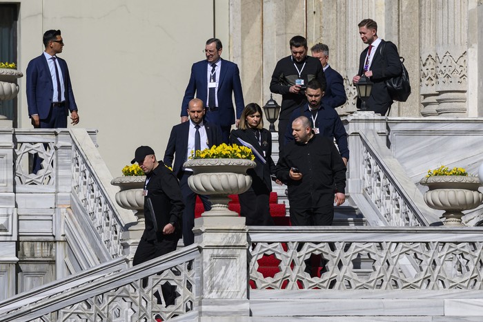 La delegación ucraniana abandona el Palacio de Ciragan tras una segunda ronda de conversaciones directas entre Ucrania y Rusia, el 2 de junio, en Estambul. · Foto: Yasin Akgul, AFP
