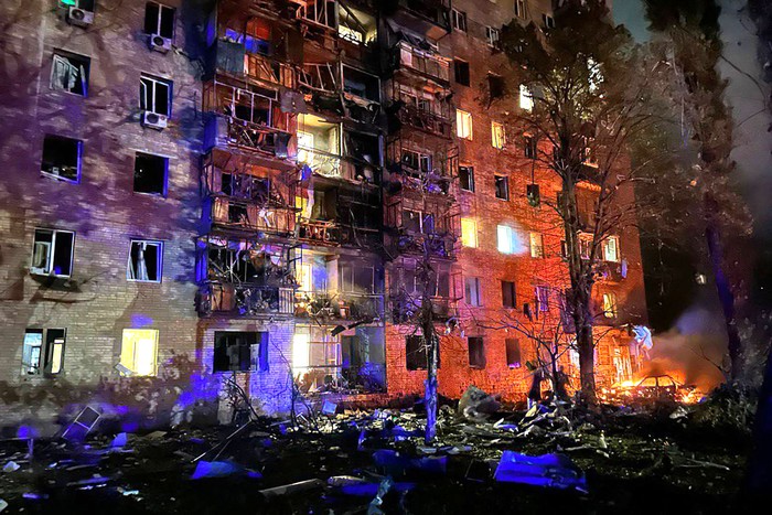 Incendio en un edificio residencial tras un ataque con misiles, en Kursk, Rusia. Foto: Telegram, @glavaigorkutsak, AFP.