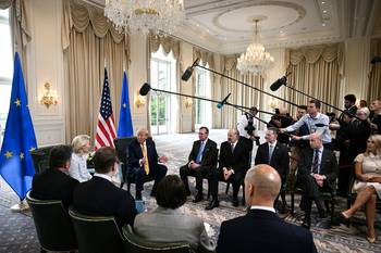 El presidente de Estados Unidos, Donald Trump, y la presidenta de la Comisión Europea, Ursula von der Leyen, el 27 de julio, en Turnberry, Escocia. · Foto: Brendan Smialowski, AFP
