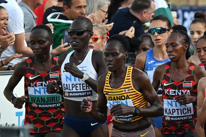 Rebecca Cheptegei (3-i), de Uganda, en el Campeonato Mundial de Atletismo en Budapest, el 26 de agosto de 2023. · Foto: Feren Isza, AFP