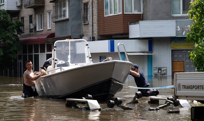 Evacuación de un área inundada en Jersón, Ucrania (07.06.2023). · Foto: Aleksey Filippov, AFP