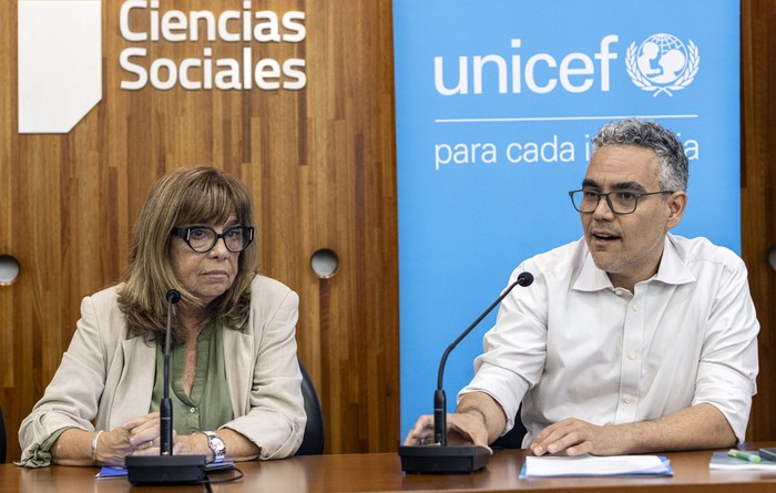 Carmen Midaglia y Francisco Benavides, el 11 de marzo, en la Facultad de Ciencias Sociales. · Foto: Ernesto Ryan