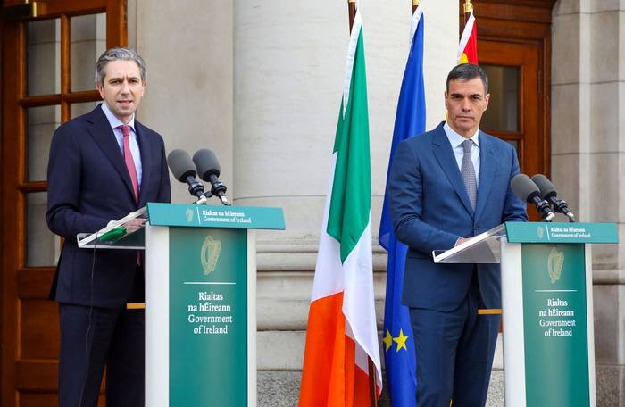 Simon Harris, primer ministro de Irlanda, y su par de España, Pedro Sánchez, el 12 de abril, en Dublín. · Foto: Paul Faith, AFP