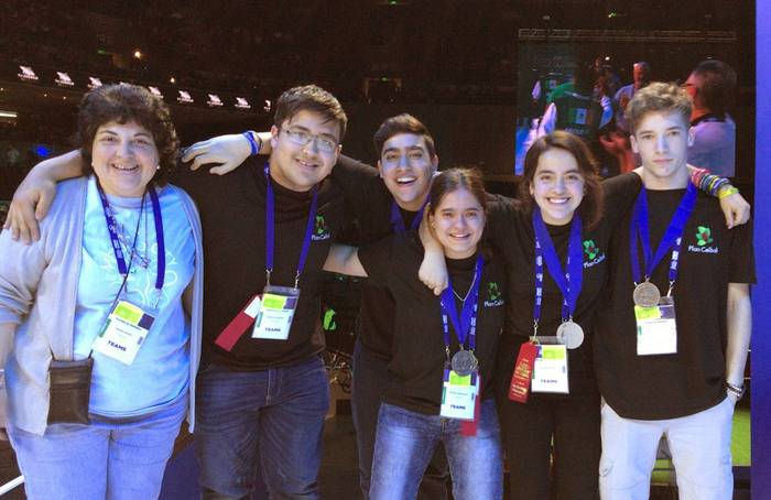 Equipo Los Vikingos, de Soriano, que participó en la competencia de robótica FIRST Global Challenge. Foto: Plan Ceibal
