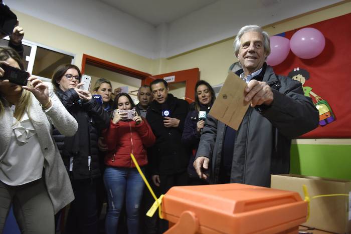 Votación de Tabaré Vázquez en el Colegio Divina Providencia de La Teja.  · Foto: Nicolás Celaya / adhocFOTOS