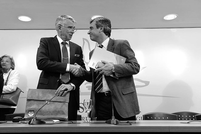 Jaakko Sarantola, vicepresidente senior de desarrollo de negocios de UPM y Alvaro García, director de la Oficina de Planeamiento y Presupuesto, luego de la firma del contrato de inversión.

