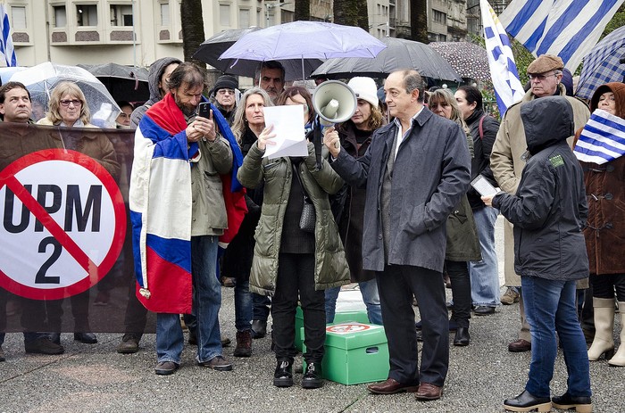 Manifestantes de UPM 2 NO, ayer, en la Plaza Independencia, previo a la entrega de firmas en Torre Ejecutiva.  · Foto: Alessandro Maradei