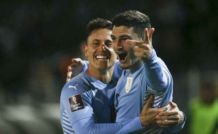 Agustín Álvarez Martínez (d) y Brian Rodríguez, luego del tercer gol de Uruguay a Bolivia. · Foto: .