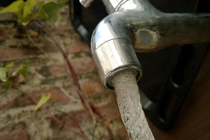 Foto principal del artículo 'Monitoreo de Ursea encontró incumplimientos a la normativa en agua suministrada en Montevideo y Canelones' · Foto: Javier Calvelo, adhocFOTOS