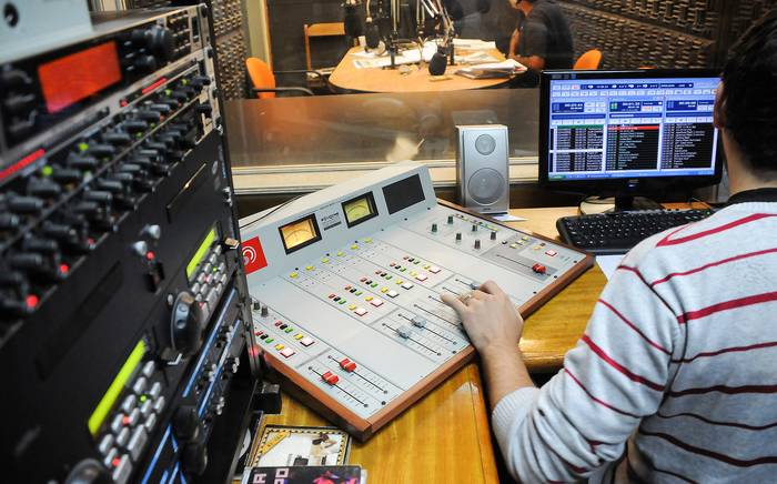 Foto principal del artículo 'Ursec no controla “hace dos años” que radios emitan 30% de música nacional y busca crear nuevo sistema de regulación' · Foto: Santiago Mazzarovich, adhocfotos