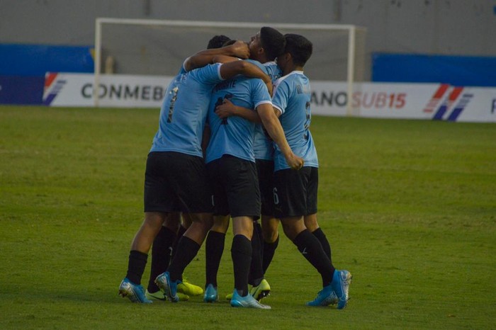 Uruguay en el Sudamericano sub 15 de Paraguay, en el partido ante Chile. Foto: AUF.