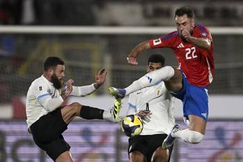 Nahitan Nández, de Uruguay, y Ben Brereton, de Chile, el 9 de setiembre, en el estadio Nacional Julio Martínez Prádanos, en Santiago. · Foto: Rodrigo Arangua, AFP
