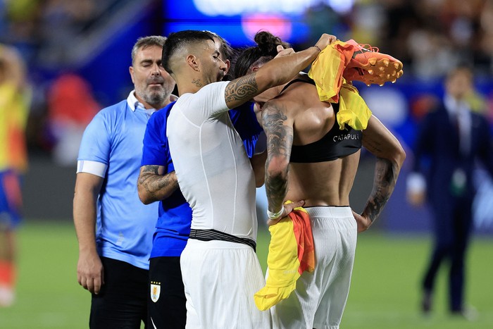 Luis Suárez y Darwin Núñez, luego de finalizado el partido ante Colombia, el 10 de julio, en Carolina del Norte, Estados Unidos. Foto: Buda Mendes, Getty Images, AFP