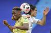 El colombiano Yerry Mina y Edinson Cavani de Uruguay, el viernes en el estadio Metropolitano de Barranquilla, Colombia.
· Foto: Raúl Arboleda, AFP El colombiano Yerry Mina y Edinson Cavani de Uruguay, el viernes en el estadio Metropolitano de Barranquilla, Colombia.
· Foto: Raúl Arboleda, AFP