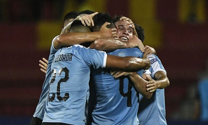 Los jugadores de Uruguay festejan luego de anotar un gol ante Brasil, el jueves, en Bucaramanga, Colombia. · Foto: Juan Barreto, AFP