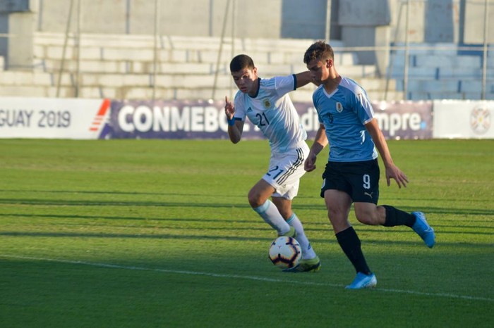 Nicolás Siri, de Uruguay, y Leandro Quiroz, de Argentina, en partido jugado en Asunción, Paraguay, por el Sudamericano sub 15. Foto: AUF.