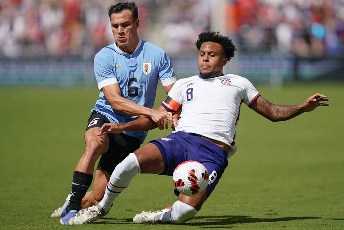 Manuel Ugarte, de Uruguay, y Weston McKennie, de Estados Unidos, en Kansas City (05.06.2022). · Foto: Kyle Rivas, Getty Images, AFP