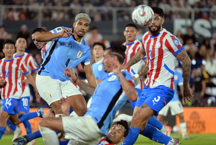 Ronald Araújo, de Uruguay, y Omar Alderete, de Paraguay, el 5 de junio, en el estadio Defensores del Chaco, en Asunción. · Foto: Daniel Duarte, AFP